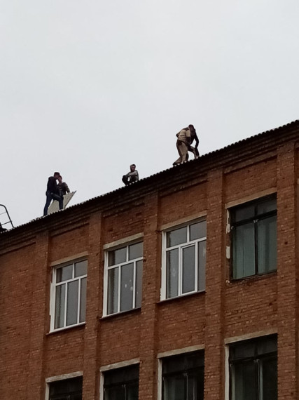 Демонтаж кровли и перекрытий начат.